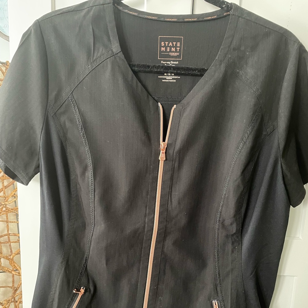 Cherokee Statement multi rose gold zipper scrub top
